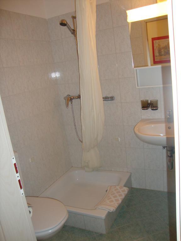 Grotto Bellavista Bed and Breakfast Sant'Abbondio Kamer foto